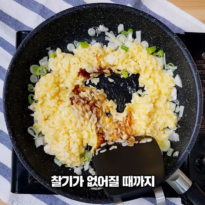 5분완성! 밥알이 살아있는 초간단 굴소스 볶음밥 만들기! | 인스티즈