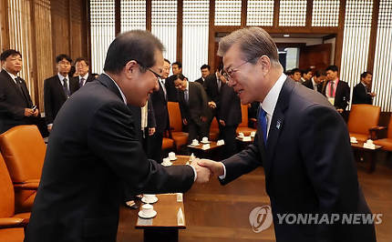 문대통령과 악수하는 홍준표,안철수 | 인스티즈