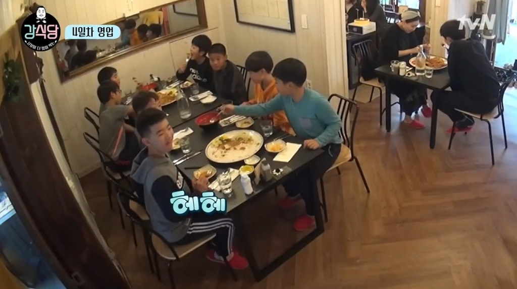 [강식당] 씨름하는 초딩 후배들 보고 신나서 점심값 18만원 내준 강호동.jpg | 인스티즈