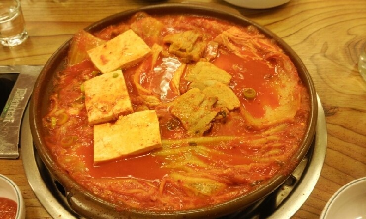 묵은지 김치찜 (feat. 밥도둑) | 인스티즈