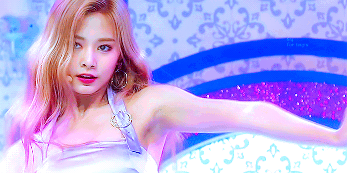 여전히 사람홀리는 사나의 눈빛ㄷㄷㄷ.gif | 인스티즈