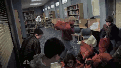 베개싸움 사기캐릭 등장.gif | 인스티즈