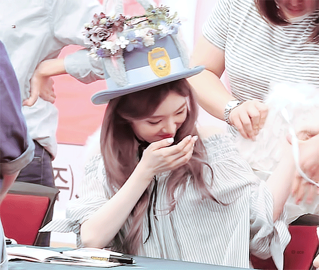 토끼 모자가 잘 어울리는 아이린.jpgif | 인스티즈