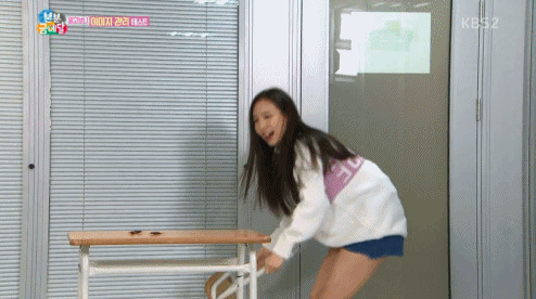 모형 벌레 때문에 놀라서 울먹거리는 나연.gif | 인스티즈