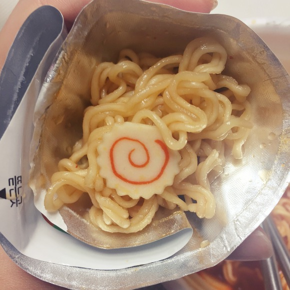 컵라면 뚜껑으로 깔때기 만들어서 먹어본 적 있다 vs 없다 | 인스티즈