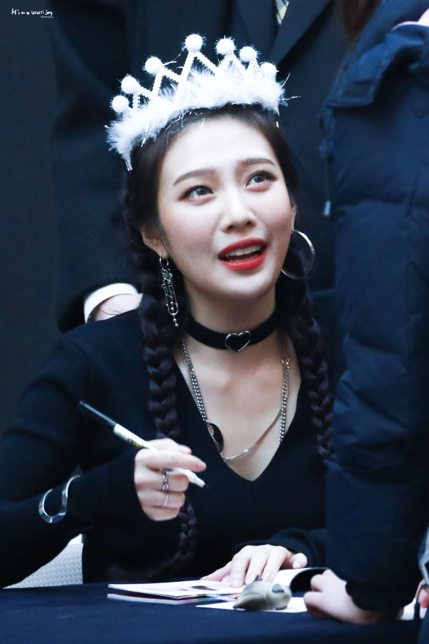 양갈래 머리한 레드벨벳 퀸갓둥조이.jpg | 인스티즈