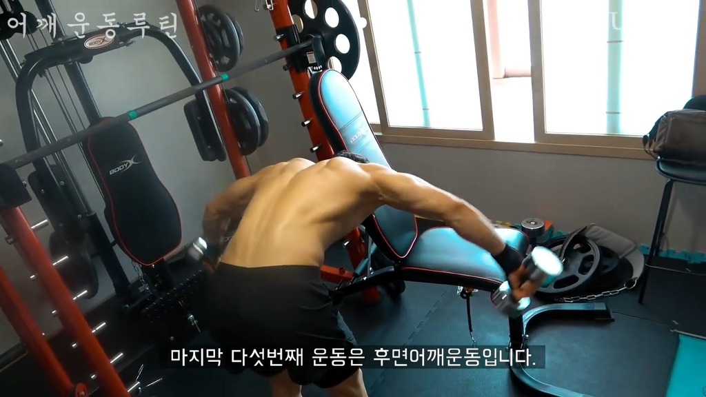 어떤 직장인 운동 유튜버의 어깨운동 방법 ㅎㄷㄷ;;.JPG | 인스티즈