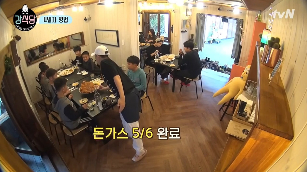 [강식당] 씨름하는 초딩 후배들 보고 신나서 점심값 18만원 내준 강호동.jpg | 인스티즈