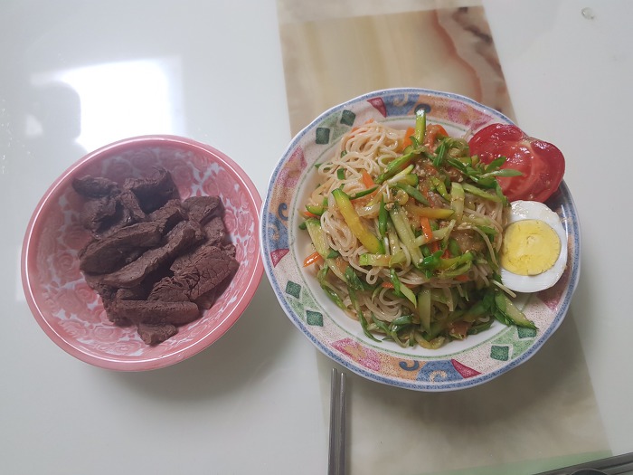 고기먹는국수 이미지