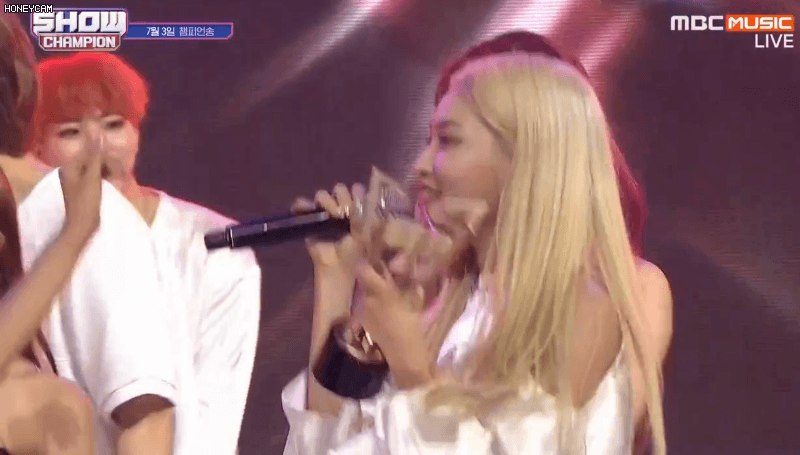 우주소녀 보나,엑시랑 절친인 청하.jpgif | 인스티즈