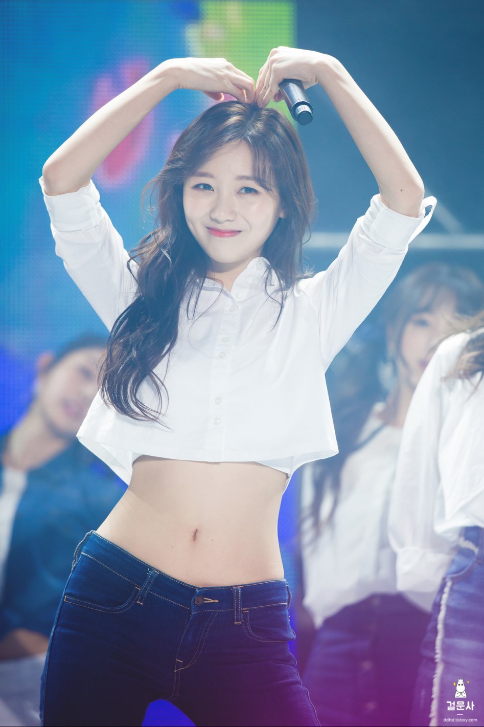 본인의 복근노출 사진에 부끄러워 하는 러블리즈 수정이.gif | 인스티즈