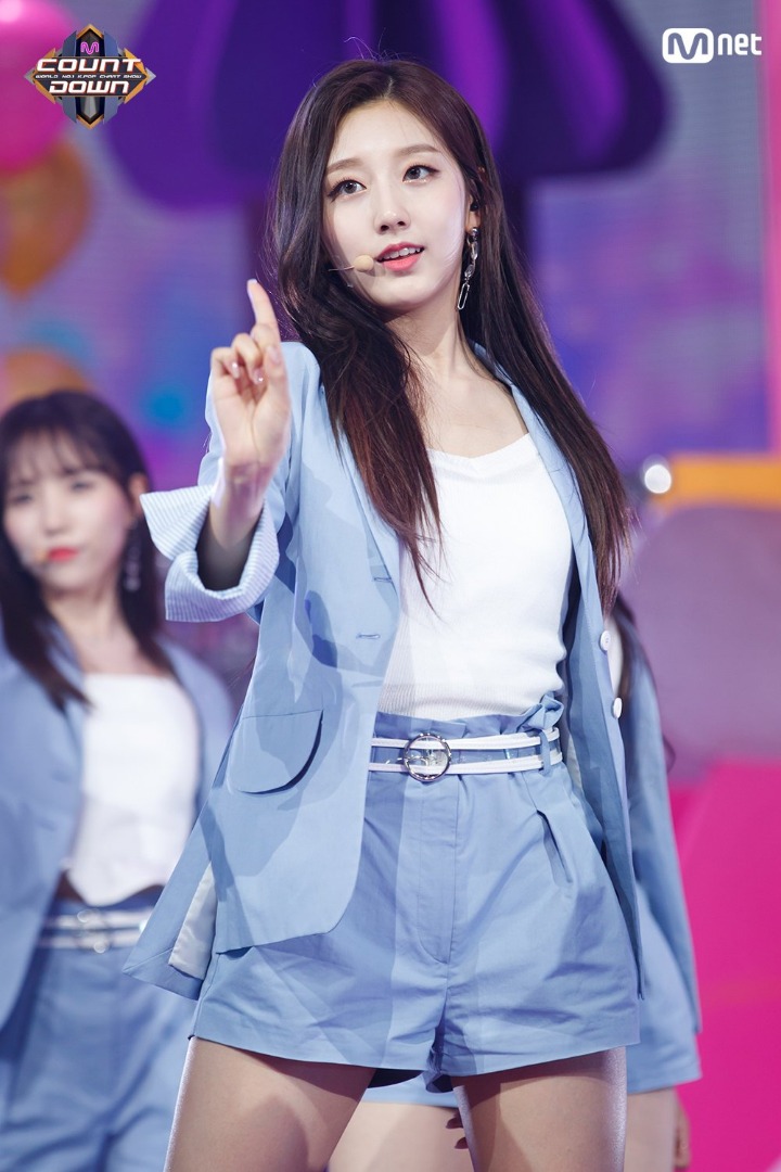 안무도중 스스로 꽃가루 뿌리는 러블리즈 | 인스티즈