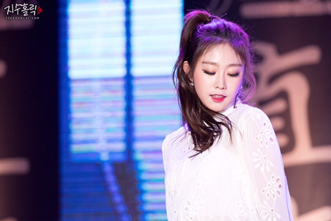 [러블리즈] 보고서를 다 쓰고 먹는 호두과자는 꿀맛이라서 지수 | 인스티즈