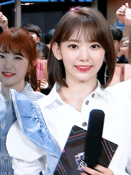 오늘자 팬들 사이에서 반응 좋은 엠카 사쿠라.gif | 인스티즈