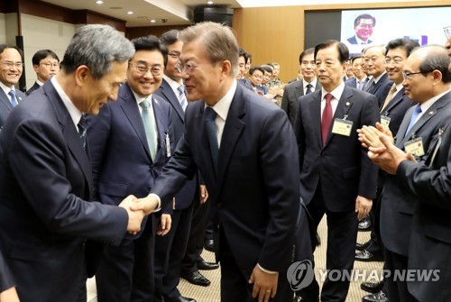문재인 대통령과 김관진.jpg | 인스티즈