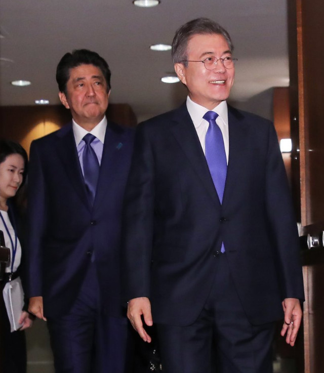 행복한 문프 얼굴과 울상인 아베 | 인스티즈