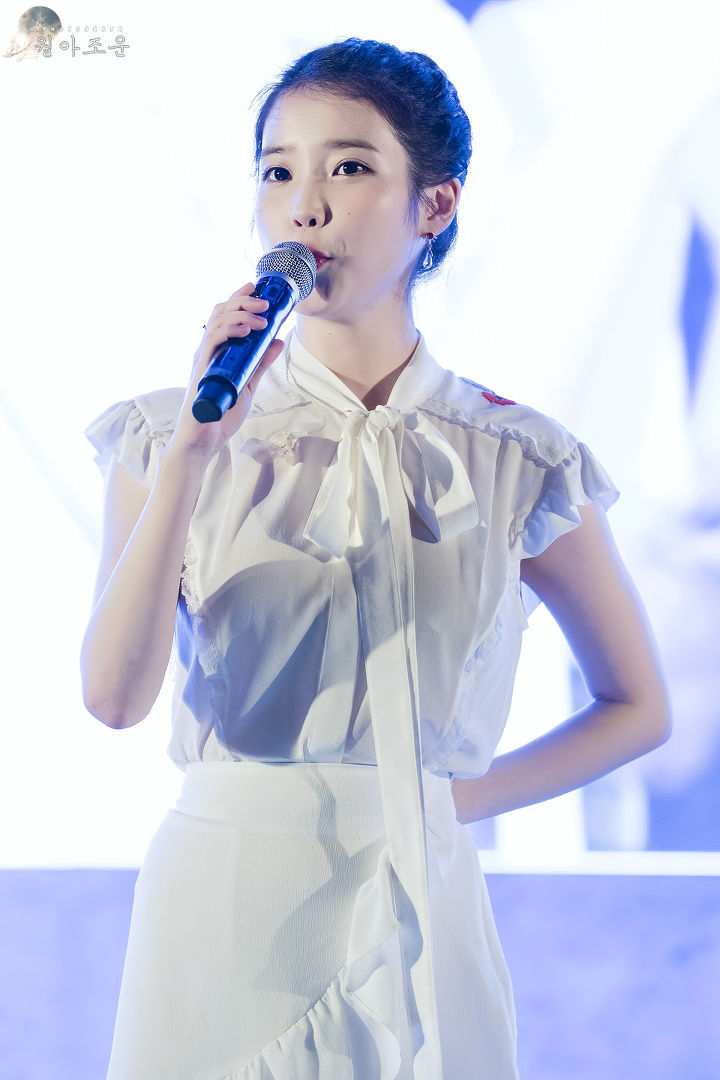 여전히 귀여운 똥머리 아이유.jpg | 인스티즈