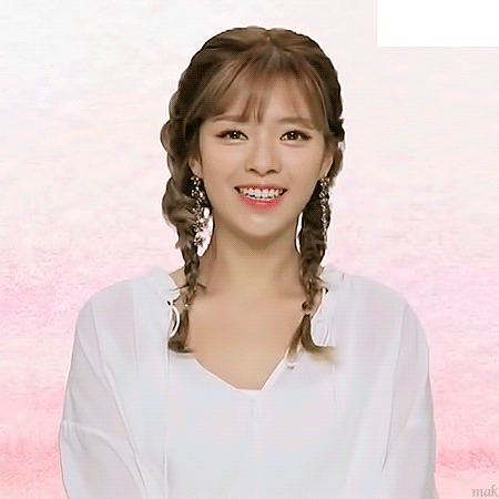 어제자 코뮤페에 똥머리하고 나타난 트와이스 정연.gif | 인스티즈